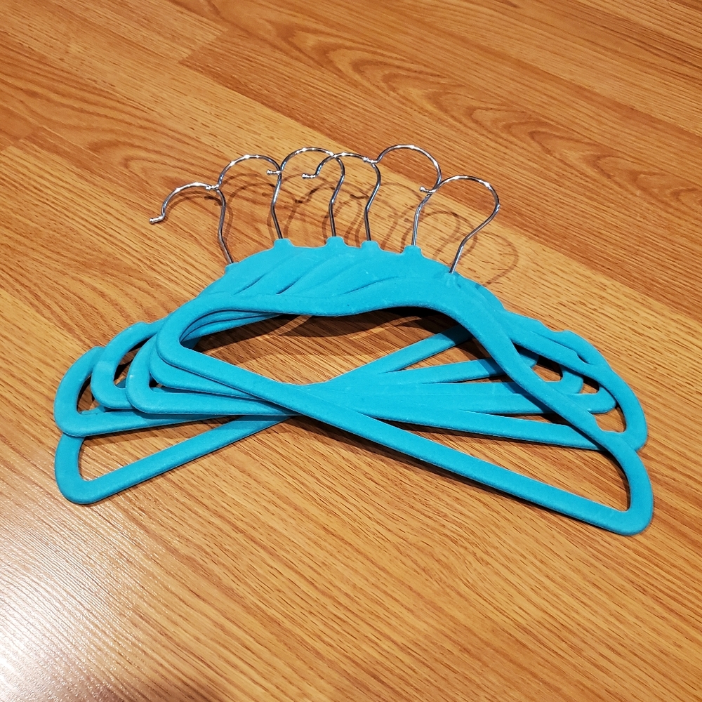 6 kids velvet hangers